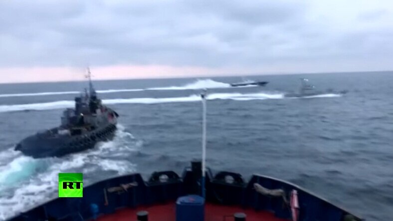 ФСБ показала эксклюзивные кадры провокационных маневров кораблей ВМС Украины в Керченском проливе 
