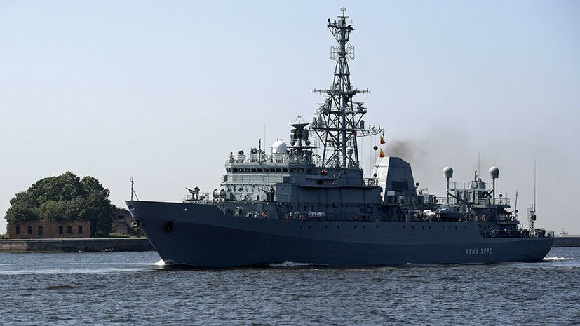 Не дать разгуляться: российские корабли "окружили" эсминец США в Черном море
