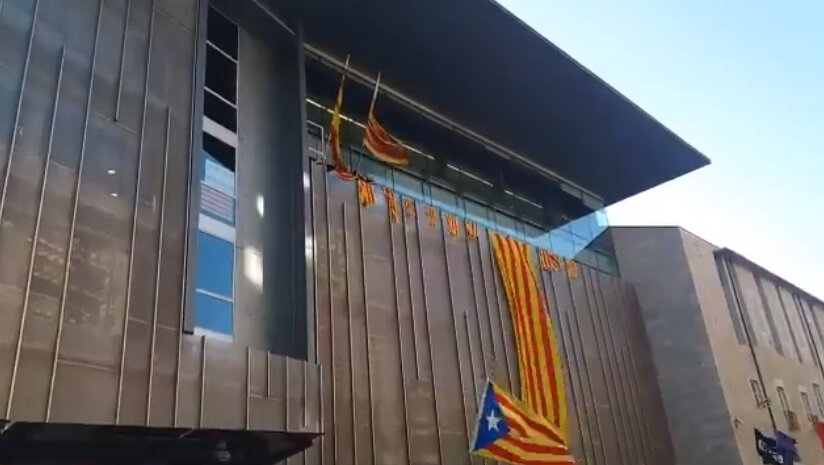 Жители Каталонии в эйфории срывают испанские флаги после провозглашения независимости – кадры