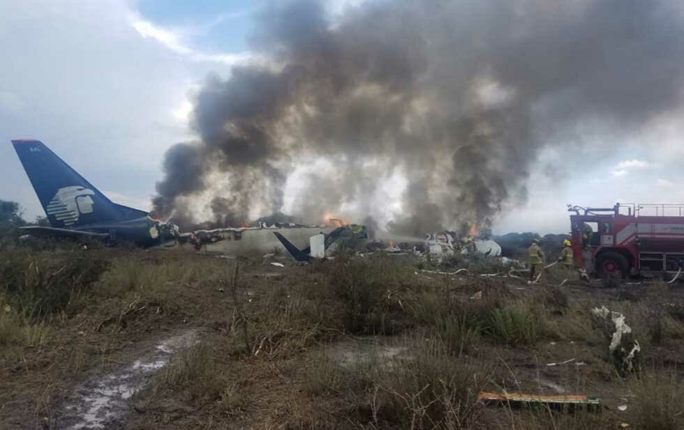 Горел изнутри и разваливался: в Мексике потерпел крушение самолет со 101 человеком на борту - кадры