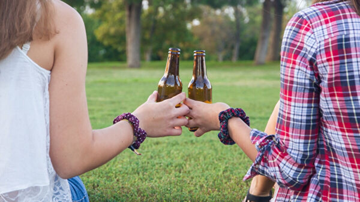 Употребление спиртного несовершеннолетними. Алкоголизм молодежи. Молодежь пьет пиво. Молодежь с пивом.