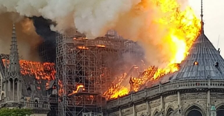 Из-за огня произошло полное обрушение крыши и шпиля собора Парижской Богоматери - кадры