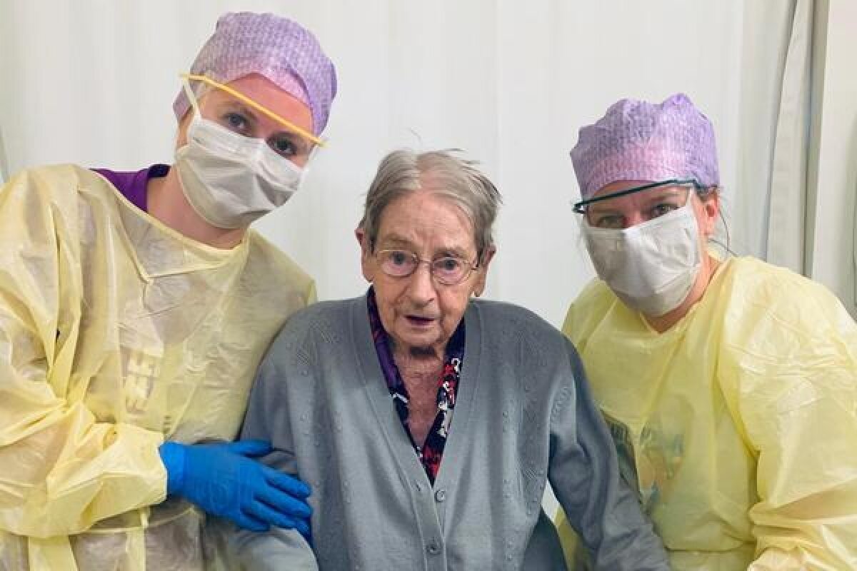 ​Кашляет в локоть и держит дистанцию: в Нидерландах от коронавируса излечилась 101-летняя женщина