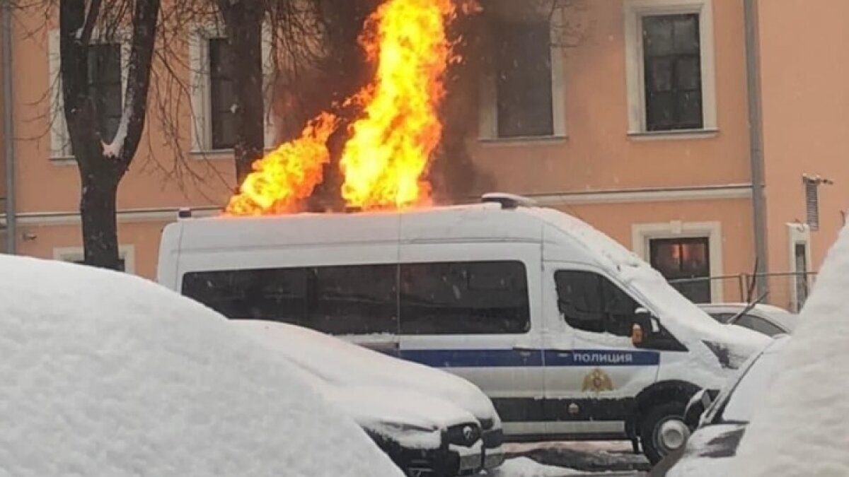 Микроавтобус Росгвардии, сгоревший в Москве, подожгли: установлено время