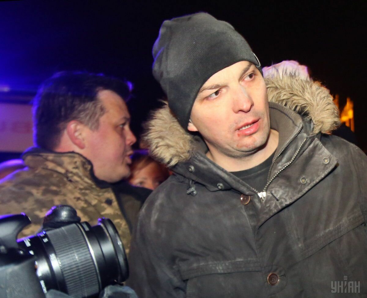 Под Радой нардеп Соболев набросился с кулаками на митингующего после слов: "Я провокатор? Я в аэропорту воевал!" - кадры