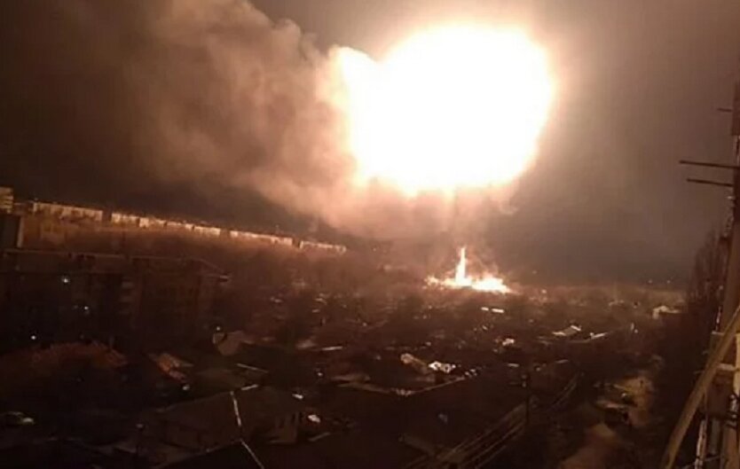 Мощные взрывы и пожар потрясли Кировоград - пострадавших с ожогами доставили в больницу: кадры 