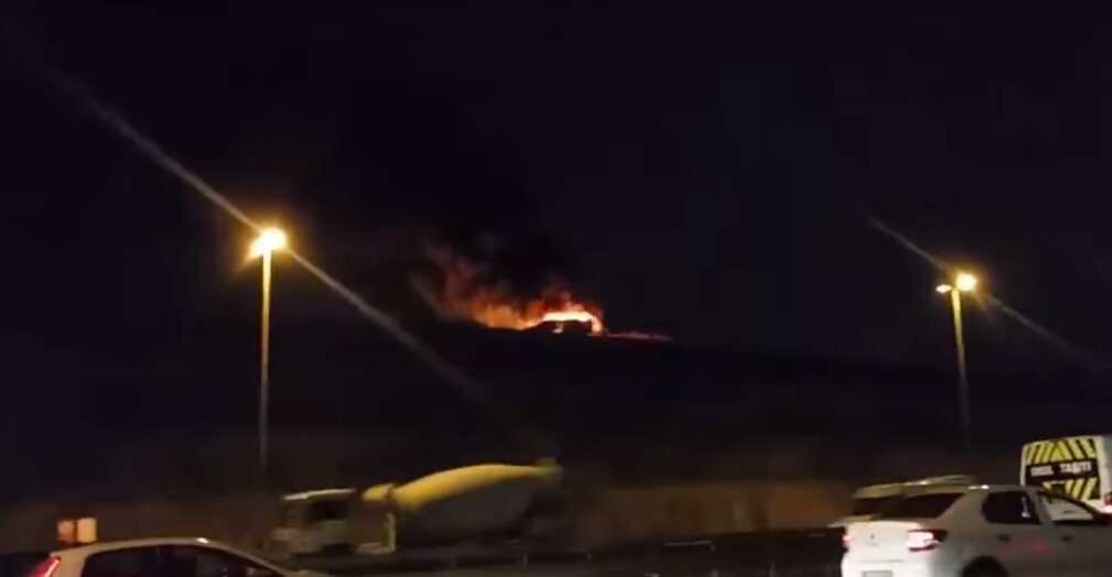Сеть взорвало видео пожара после крушения самолета в аэропорту Стамбула - кадры