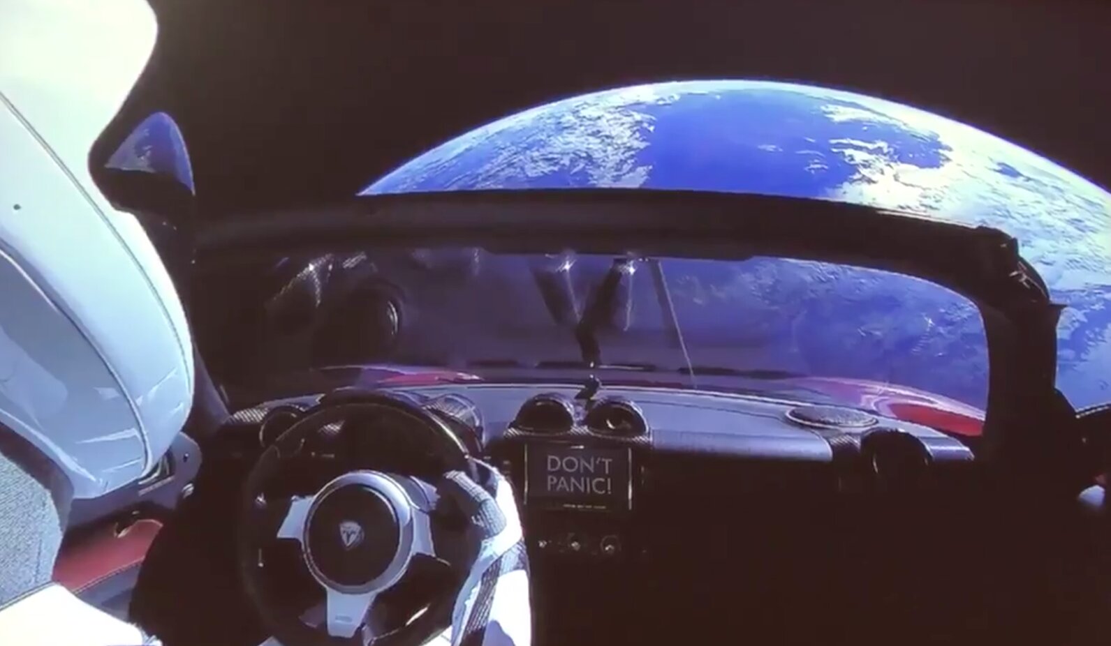 Через Вселенную: полет Tesla Roadster в космосе показали на видео - захватывающие кадры