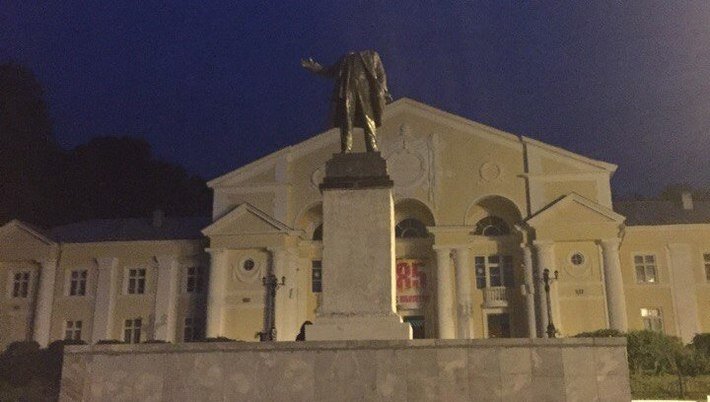В Свердловской области обезглавили памятник Ленину – кадры