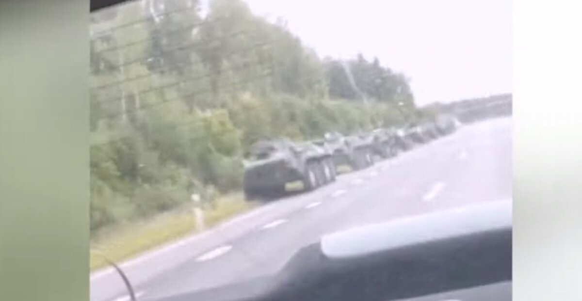 Переброска белорусских БТРов к границе с Россией попала на видео 