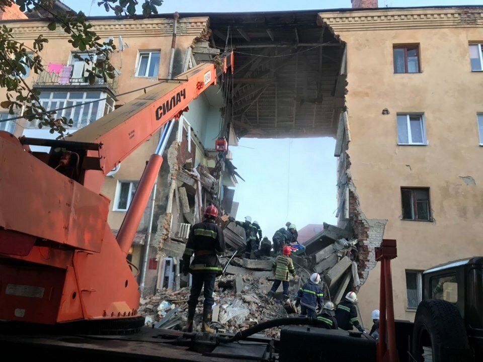 ​Появились кадры с места мощнейшего взрыва в многоэтажке во Львовской области, где погиб человек