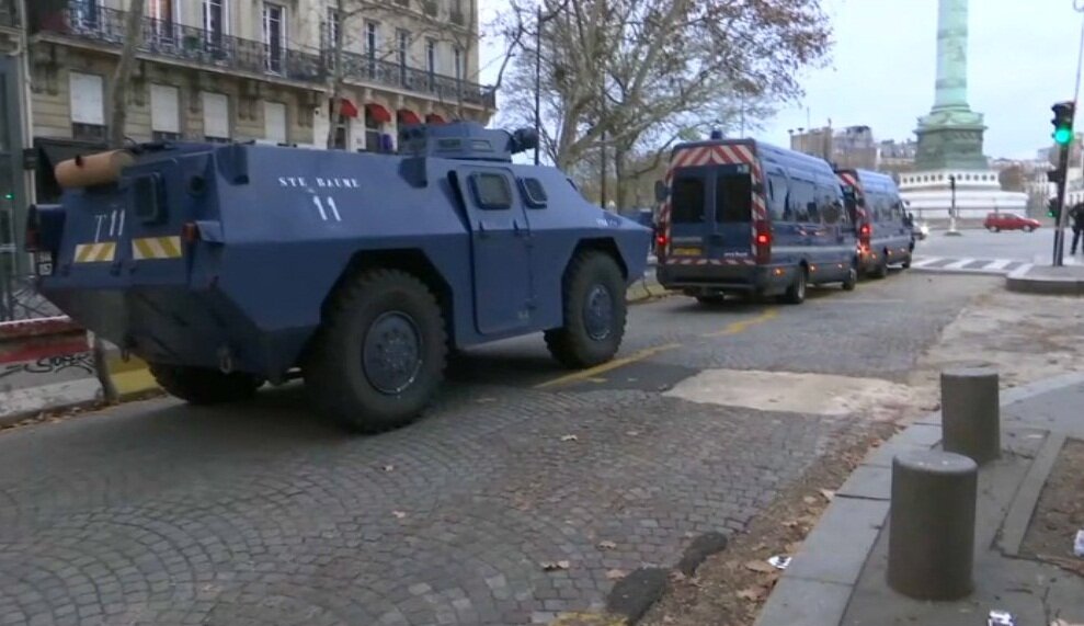 Массовые протесты в Париже: власти ввели в город бронетехнику – кадры