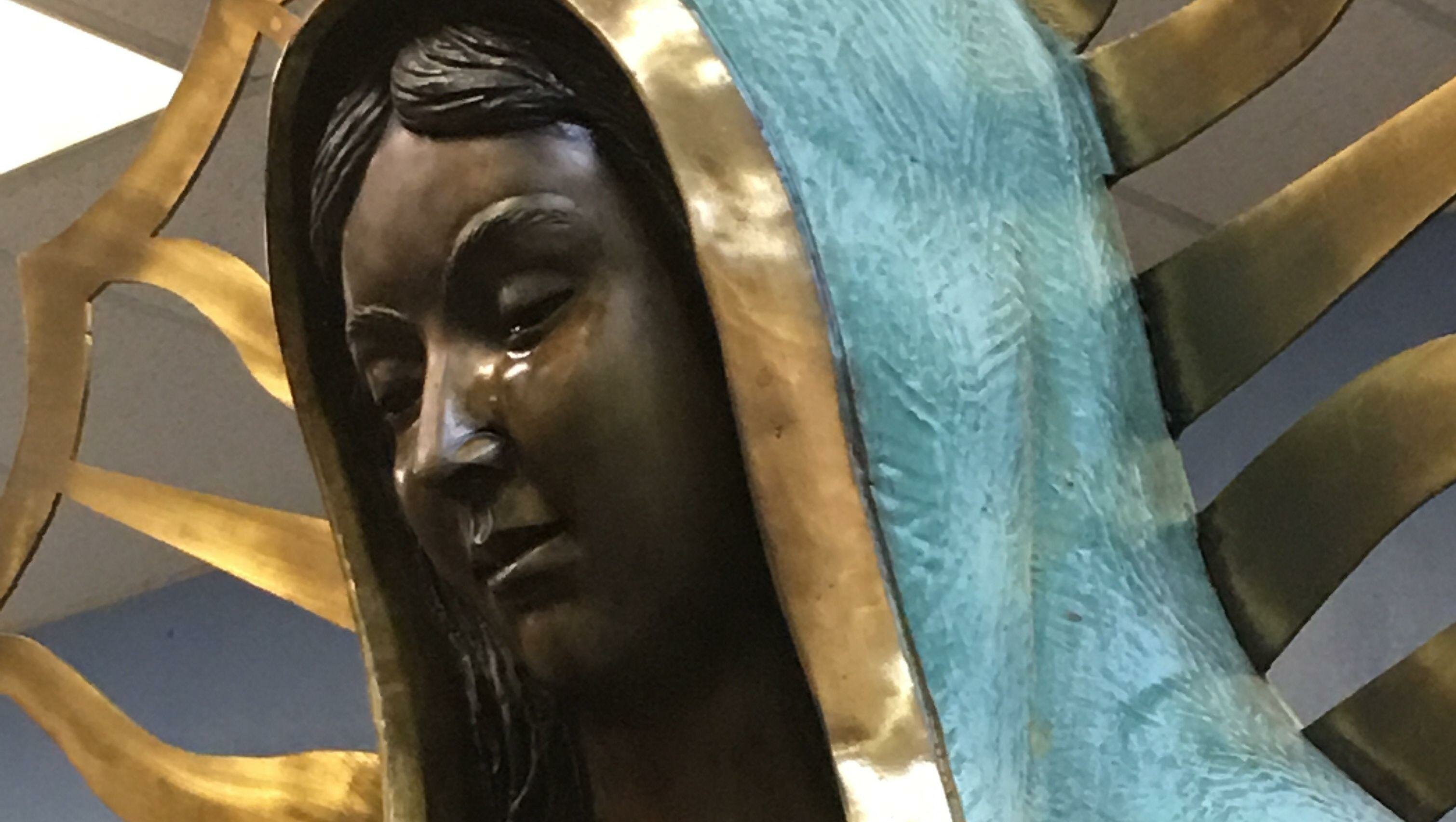 Начала издавать миро в виде крови: в Аргентине в 38-й раз заплакала статуя Девы Марии 
