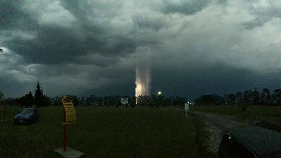Странное явление в Аргентине: местная жительница сфотографировала световой столб, который тянулся от земли к небу 