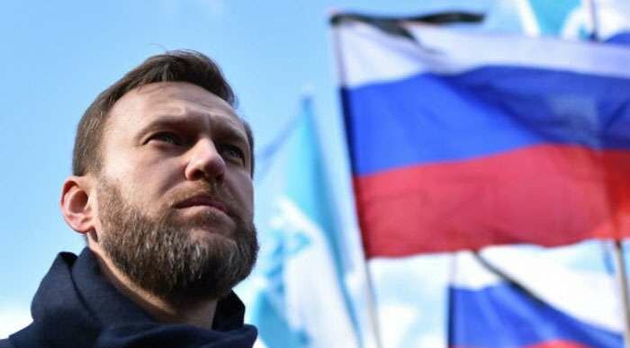 Навальный улетел из России в Германию, но прежде сделал громкое заявление с угрозой