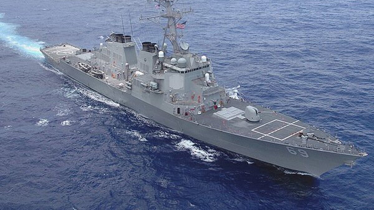 Черноморский флот "взял на прицел" американский эсминец "Дональд Кук" 