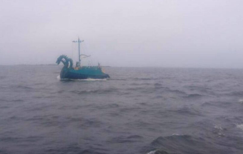 Российская яхта, украшенная в виде "Змея Горыныча" "до жути" напугала финских пограничников
