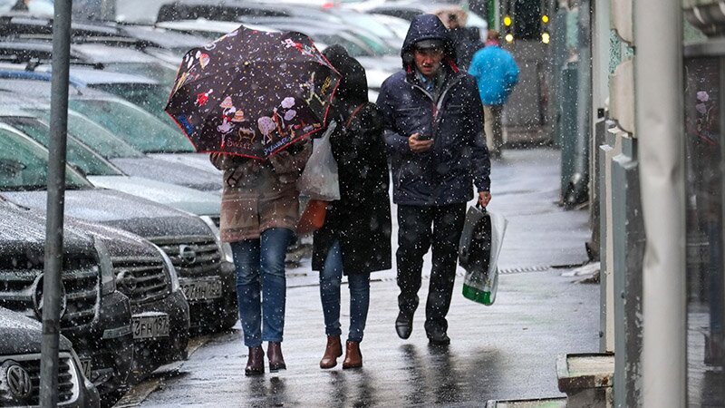 ​Внезапное ухудшение погоды в Москве: жителей столицы ожидают пронизывающий холодный ветер и гололедица