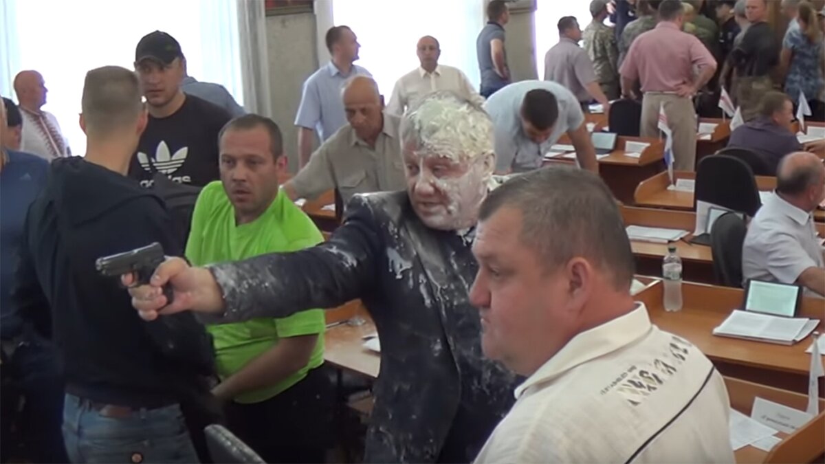 Украинский депутат устроил стрельбу в здании горсовета