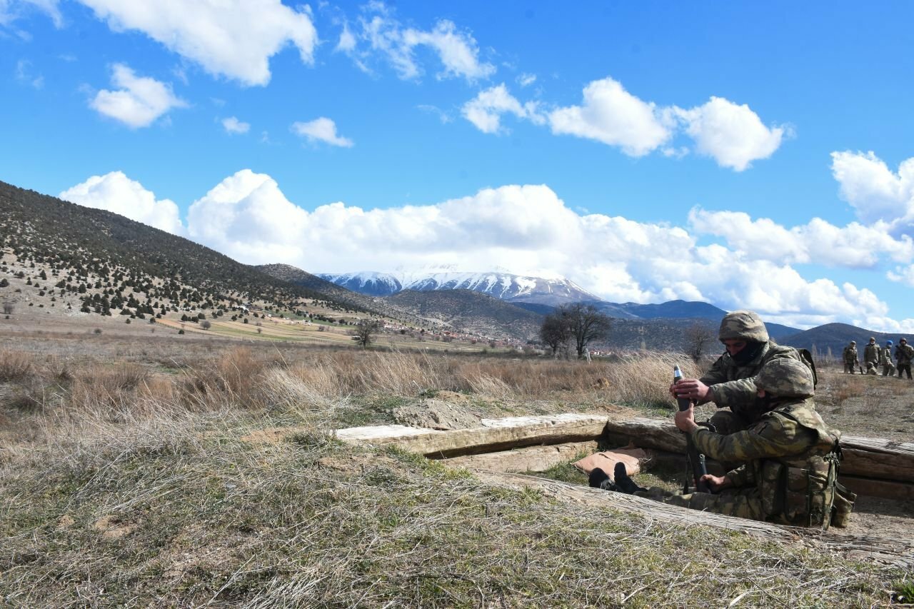 Армянские и азербайджанские военные устроили массовую драку у Черного озера 