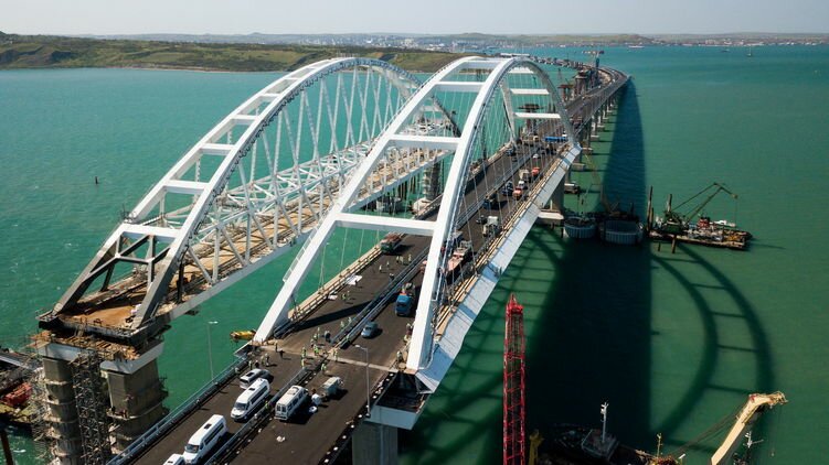 Сотни машин и флаги РФ: появилась новые впечатляющие кадры с Крымского моста - реакция россиян