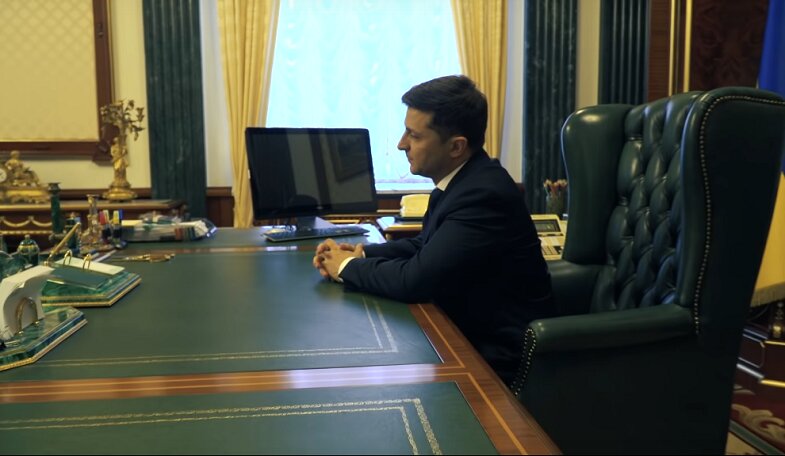 "Не удобно", - Зеленский пожаловался на кресло Порошенко и заявил о намерении переехать с Банковой