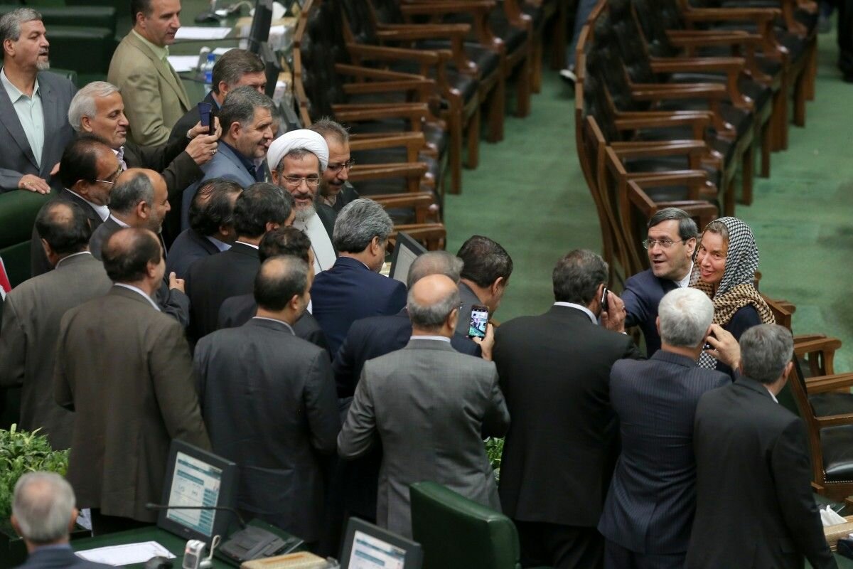 Иранские депутаты недвузначным жестом выразили свое отношение к США - кадры