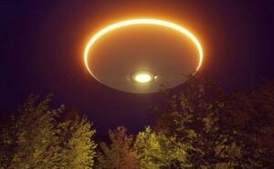 Загадочная Нибиру готова к вторжению: НЛО видны в небе - видео с разных уголков света