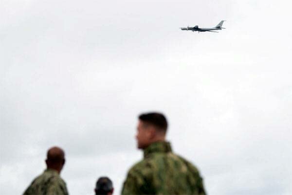 Полет Ту-142 над кораблем ВМС США: в НАТО от страха перед российским самолетом подняли в воздух 4 истребителя