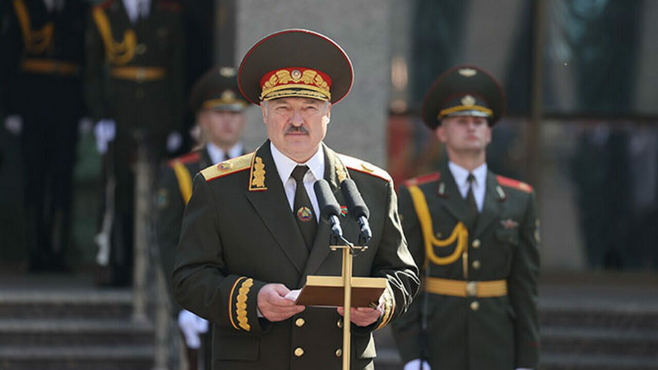 Лукашенко преклонился перед военными и назвал протестующих "дрянью"