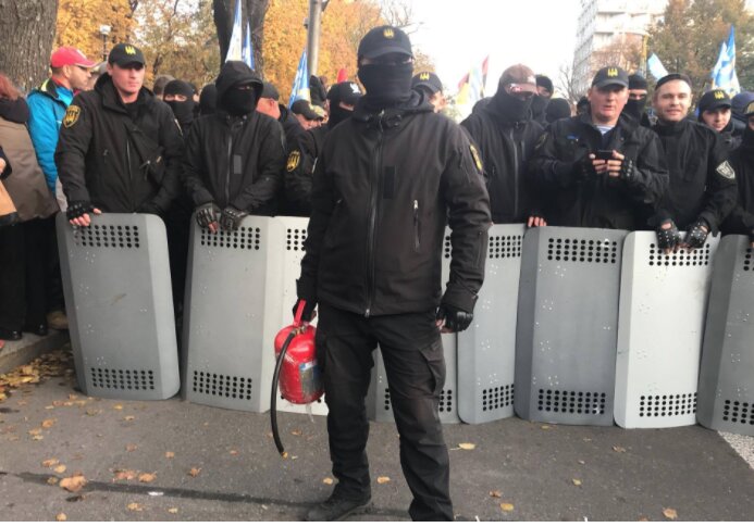 Протестующие у стен Верховной Рады готовятся отражать атаки силовиков на палаточный лагерь – кадры
