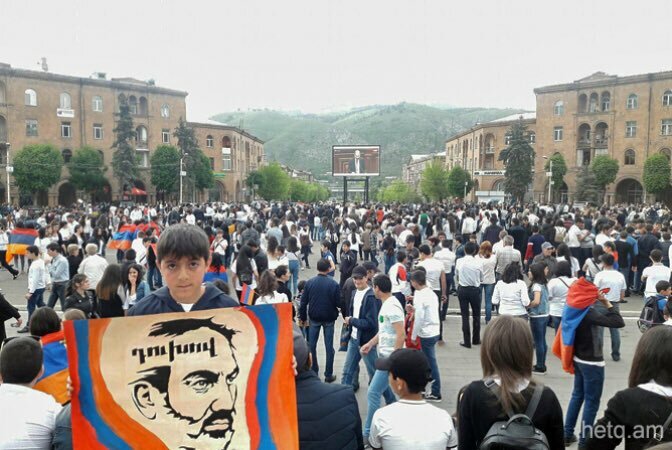Уличный шашлык, концерт и народные гуляния: как армяне встретили премьерство Пашиняна - кадры 