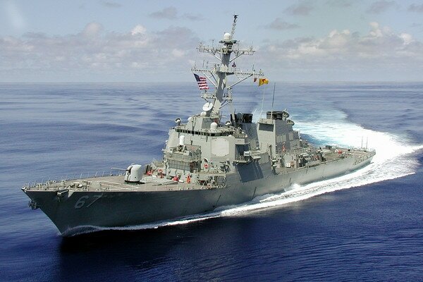 Корабль ВМС КНР пошел в атаку на американский эсминец в Южно-Китайском море