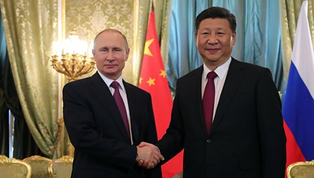 Путин вручил Си Цзиньпину скромный, но очень полезный подарок на выставке "на полях" ВЭФ