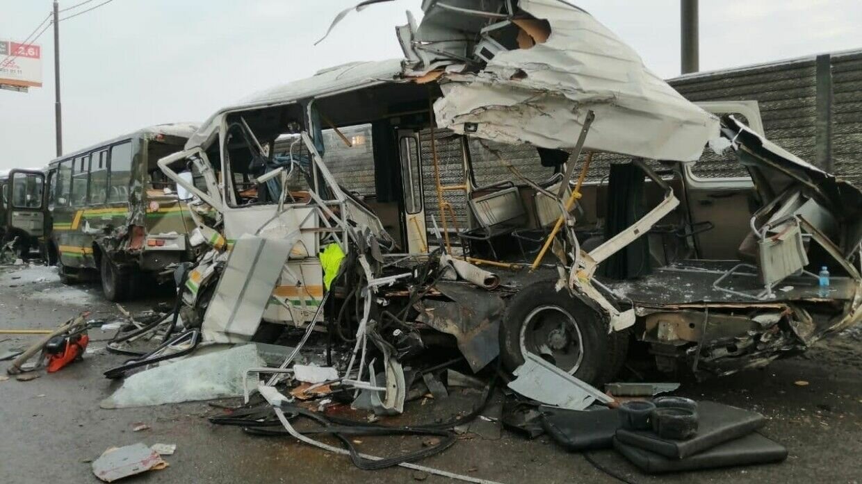 В Подмосковье грузовик протаранил четыре военных автобуса – есть жертвы