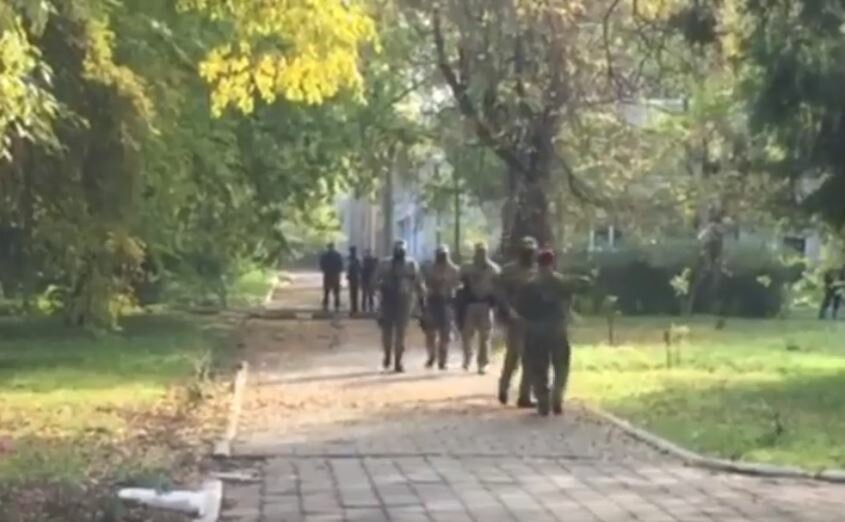 ​Люди в масках появились около керченского колледжа – студенты возвращаются к учебе после бойни