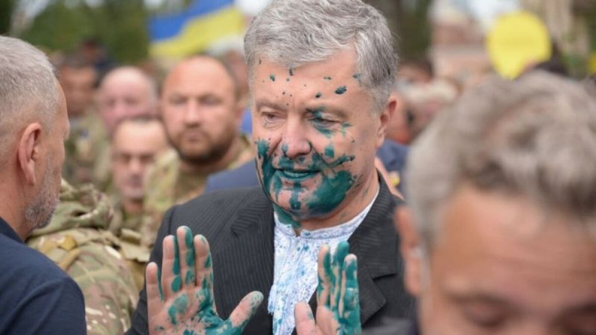 Порошенко поздравили с Днем Независимости Украины, плеснув в лицо зеленкой