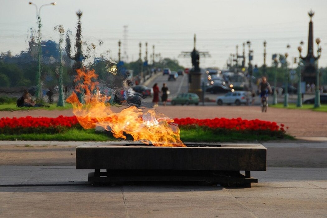 В Петербурге злоумышленники совершили акт вандализма, потушив Вечный огонь на мемориале