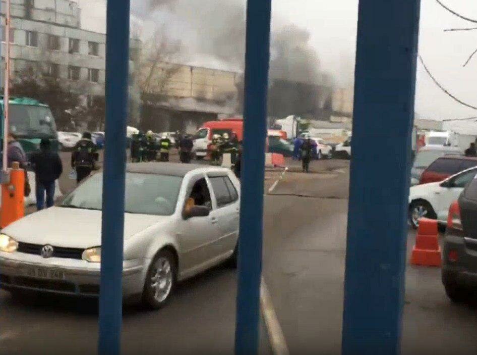 ​Взрывы и пожар в Москве: спасатели экстренно эвакуируют людей, что происходит - кадры