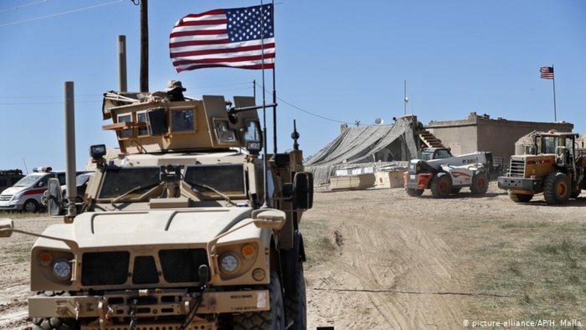 "​Это наши земли", - военные США не пропустили патруль РФ к нефтяному месторождению в Сирии