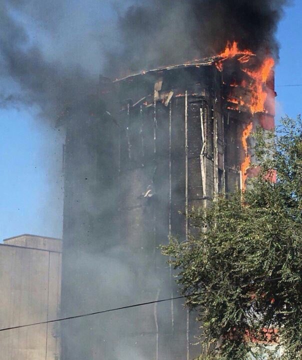 В центре Ростова-на-Дону горит десятиэтажное здание - проводится эвакуация людей: кадры
