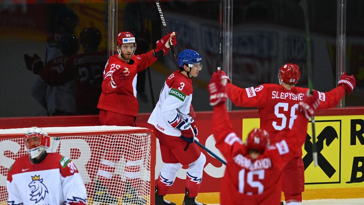Защитник сборной России по хоккею Шарипзянов назвал поражение от Чехии нужным "пинком"