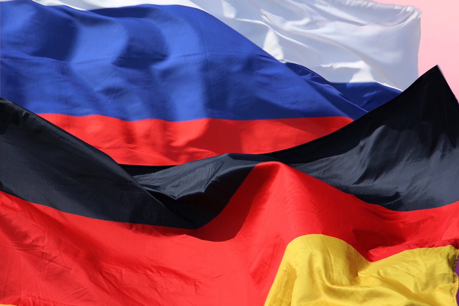 Россия имеет германию. Флаги РФ И ФРГ. Германия РФ флаг. Флаг ФРГ И России. Российско германский флаг.