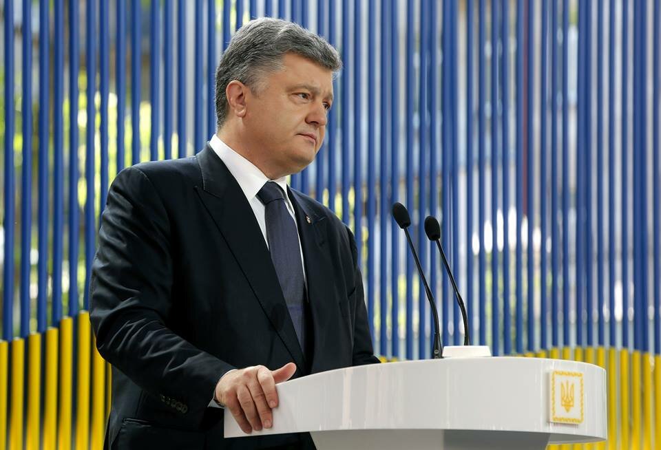 Порошенко пообещал, что украинский гимн снова будет звучать в Донецке, и опубликовал кадры с "Донбасс Арены"