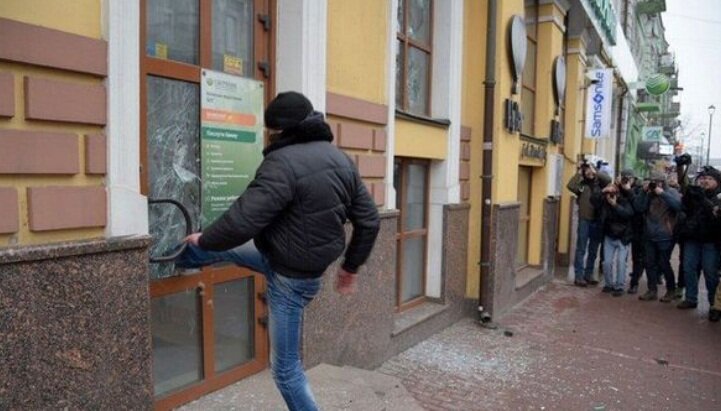 "Лучше бы голову в дверь засунул", - украинский радикал опозорился во время атаки на Сбербанк в Киеве. Кадры