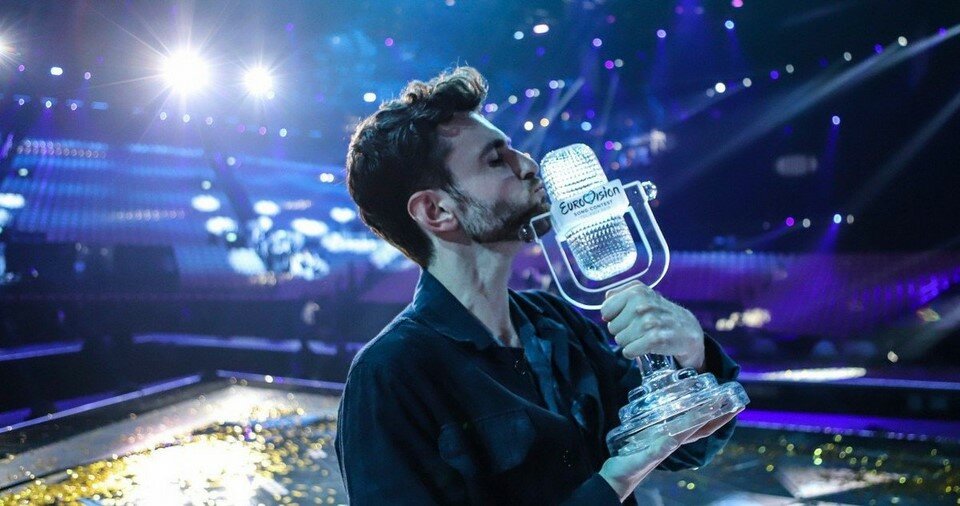 Победителю "Евровидения – 2019" Дункану Лоуренсу вручили стеклянный микрофон – исторические кадры