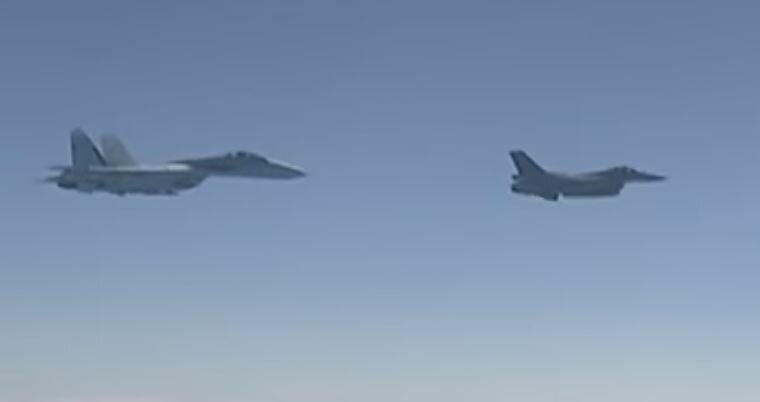 Дерзко приблизившийся к самолету Шойгу истребитель НАТО дал деру, едва завидев ракеты российского Су-27: опубликованы зрелищные кадры