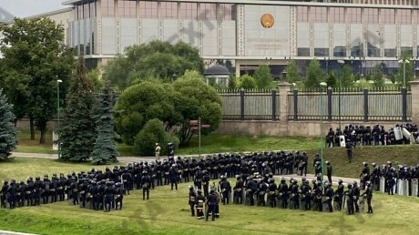 В Минске толпа протестующих подошла к резиденции Лукашенко: президента готовят к эвакуации - СМИ