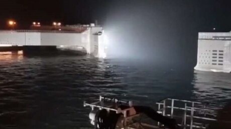 В Сети показали кадры закрытия дамбы, которая защитит Санкт-Петербург от разрушительного урагана