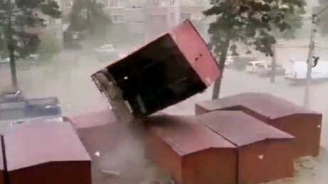 Видео разрушительного урагана в Чите - переворачивал гаражи и срывал крыши